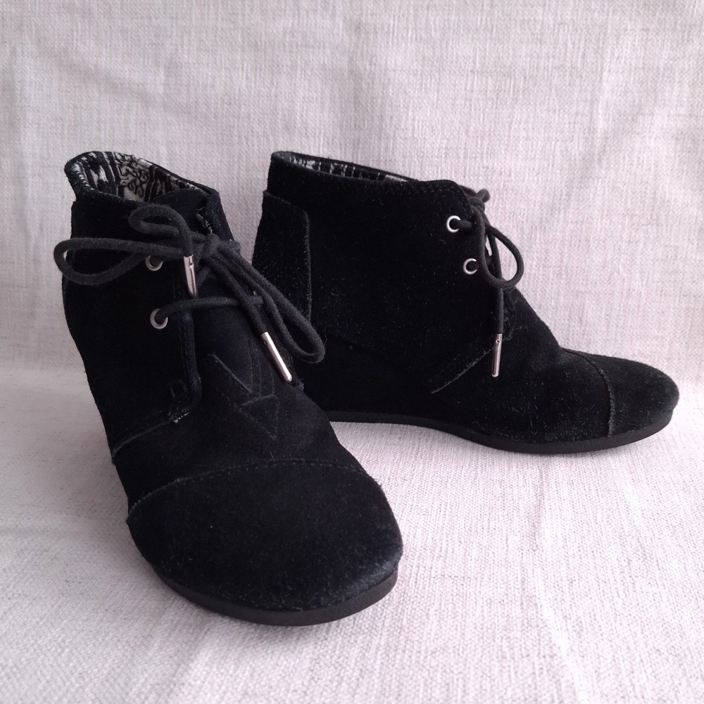 TOMS Whimsigoth Ren Faire Lace Up Boots Black Wedges Suede Witchy Academia Sz 7